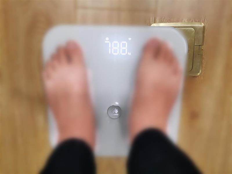 脂秤WiFi版评测：加量不加价的良心升级瓦力棋牌试玩称脂肪、测心率 华为智能体(图1)