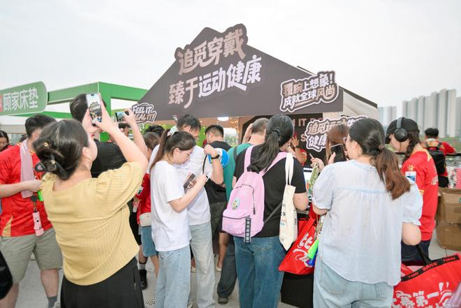 觅运动健康新品首秀点燃苏超赛场瓦力棋牌45万人同场沸腾！追(图3)