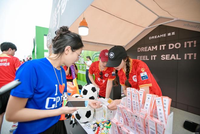 觅运动健康新品首秀点燃苏超赛场瓦力棋牌45万人同场沸腾！追(图4)